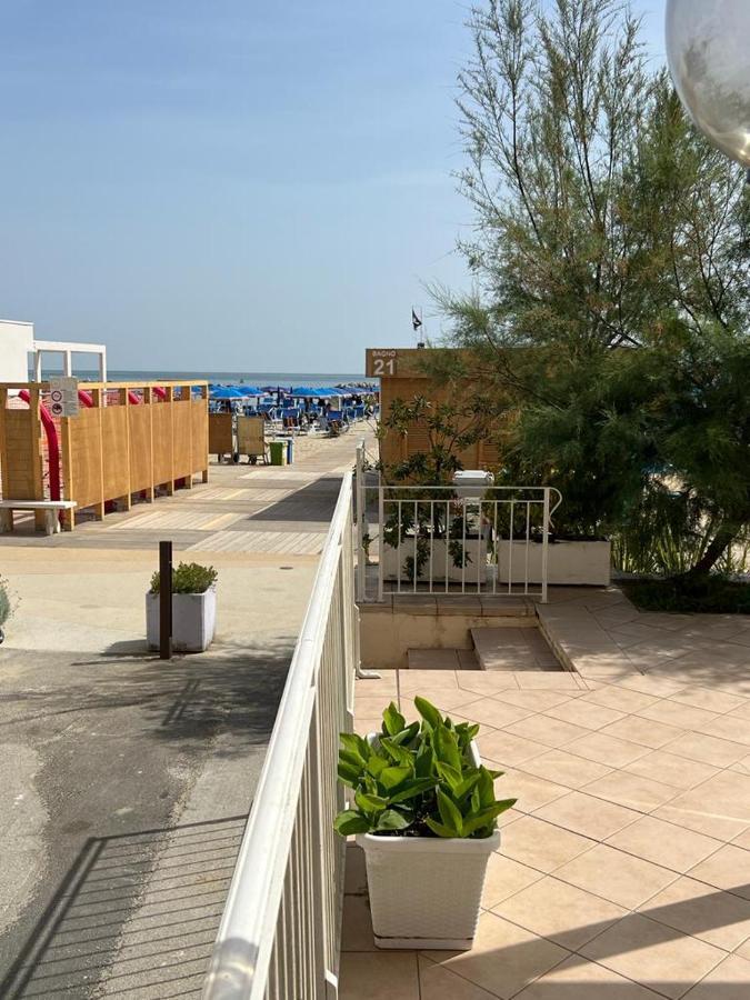Hotel Gabbiano Sul Mare Nuova Gestione Белларія-Іджеа-Марина Екстер'єр фото