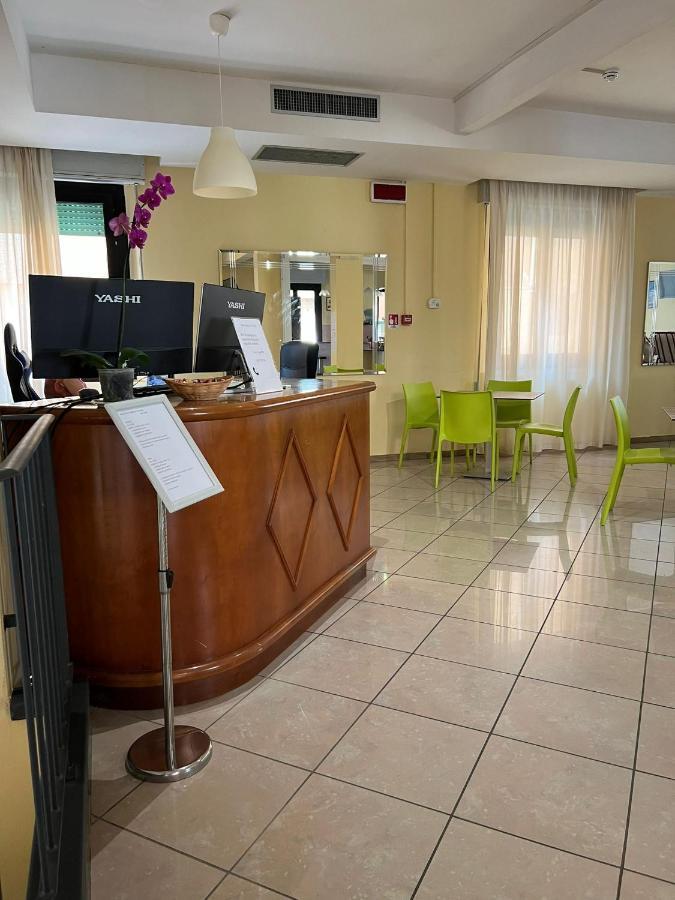 Hotel Gabbiano Sul Mare Nuova Gestione Белларія-Іджеа-Марина Екстер'єр фото