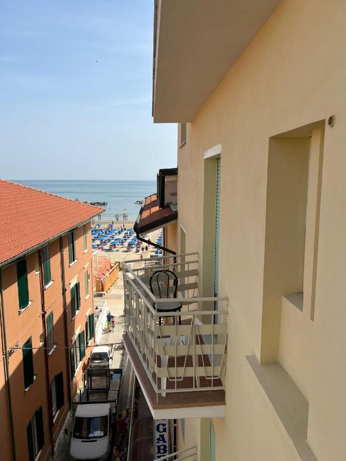 Hotel Gabbiano Sul Mare Nuova Gestione Белларія-Іджеа-Марина Екстер'єр фото